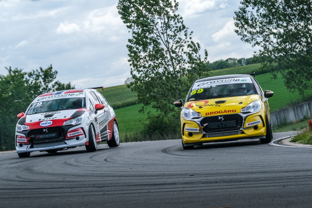 Dennis Bannergaard, her i #59, er ny i DS3 Cup til i år, og havde flere fantastiske fights over weekenden. Her mod norske Felix Heiberg om tredjepladsen i lørdagens heat - de to byttede pladser i ét væk. I søndagens finaleheat tog Bannergaard andenpladsen og sæsonens indtil videre bedste resultat.
(Foto: Niklas Majgaard)